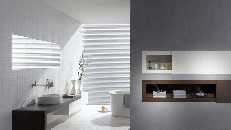 Badezimmerimpression mit Trennwand Badezimmerimpression mit stilvoller Trennwand mit Einbauregal.