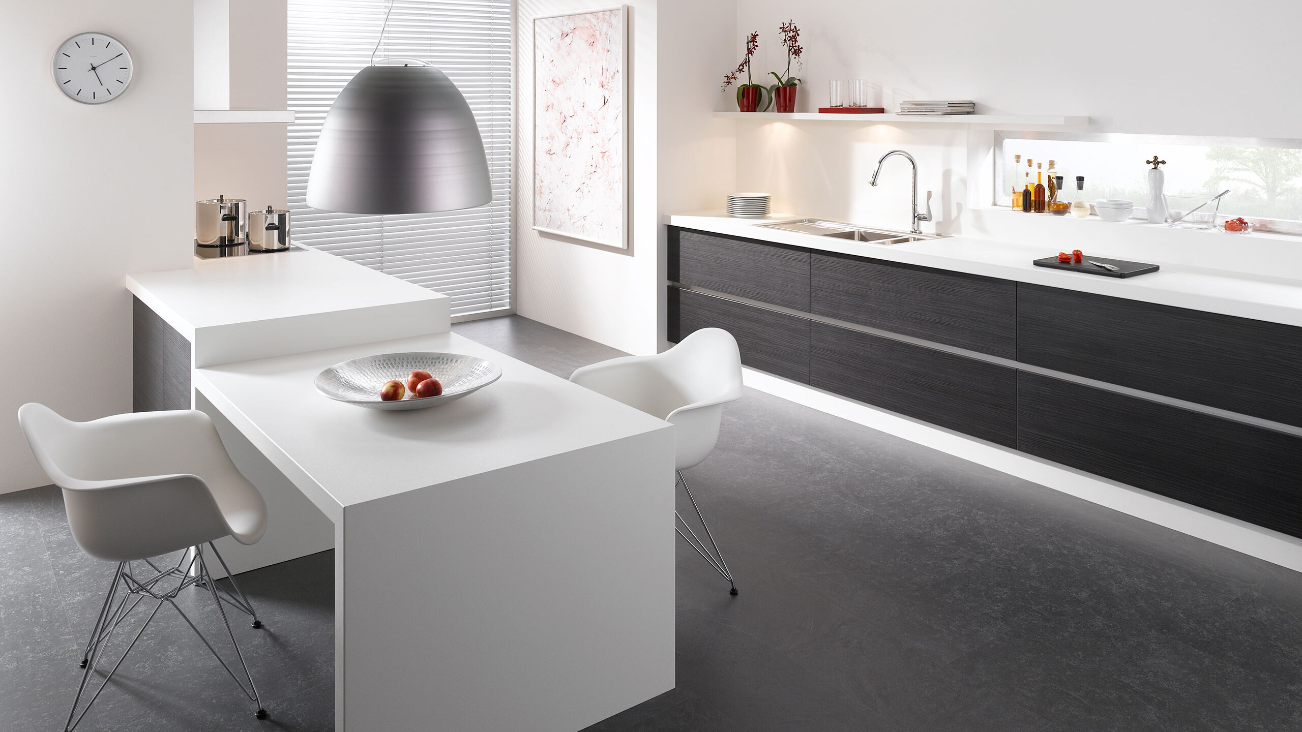Impression einer Küchengestaltung mit Essplatz für Zwei Impression einer einzeiligen Küchengestaltung in schwarz-weiß mit Esstisch für Zwei