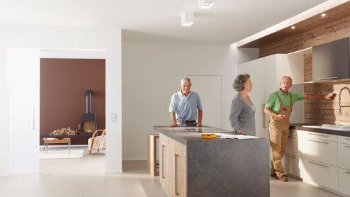 Präsentation einer Küche durch einen #Branche1# Präsentation einer Küche durch einen #Branche1# in einem Showroom